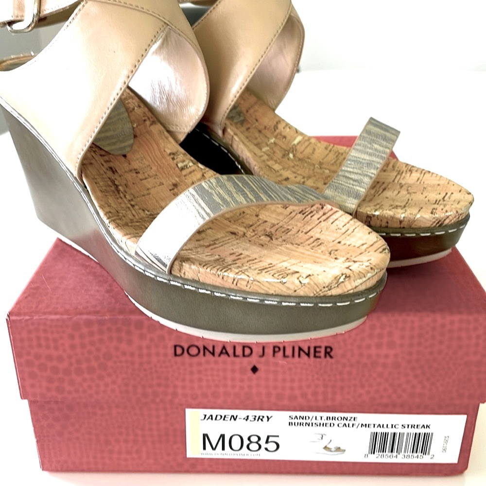Donald J Pliner Nude leather/Sand Platform Sandal 8.5